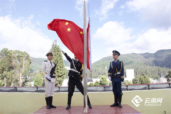 甘肃阿克塞：超万面定日镜“绽放”戈壁小镇